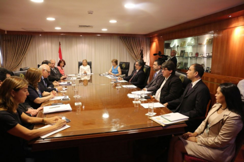 La reunión estuvo presidida por la presidenta de la Corte, doctora Alicia Pucheta, y con los ministros Luis María Benítez Riera, Gladys Bareiro de Módica, Sindulfo Blanco y Myriam Peña.
