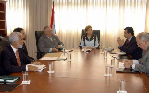 La presidenta de la Corte Suprema de Justicia, doctora Alicia Pucheta de Correa, el ministro Miguel Bajac y los directivos del programa Umbral.