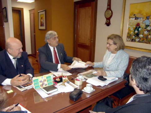 Vista de la reunión entre la Presidenta de la Corte Suprema y los miembros del Colegio de Abogados del Alto Paraná.