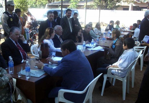 Instante de la visita carcelaria realizada en Pedro Juan Caballero por los ministros de la Corte Suprema de Justicia, Víctor Manuel Núñez y Sindulfo Blanco.