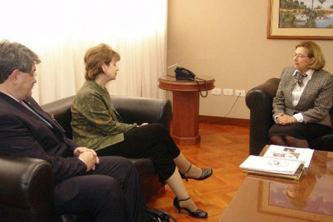 Carol Fuller en reunión con la presidenta de la Corte