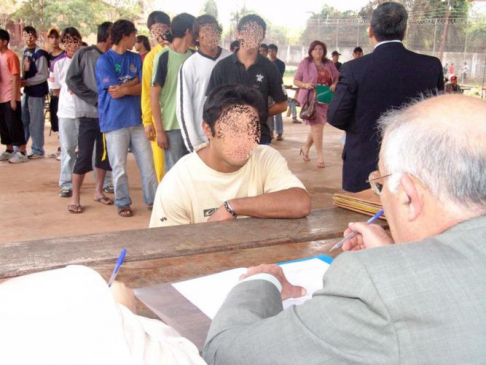 Ministro Sindulfo Blanco dialogando con reclusos.