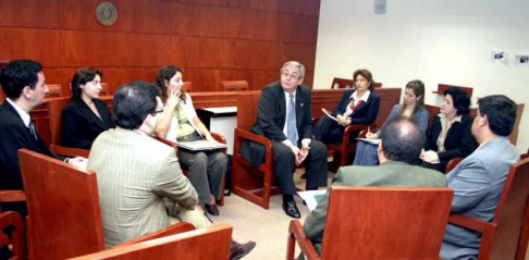 Aspecto de la reunión que el ministro Raúl Torres Kirmser mantuvo con autoridades del Registro del Automotor, de la USAID y Umbral.   