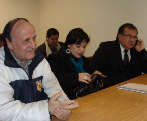 El acusado Padre Rubio durante la audiencia publica en compañia de sus defensores