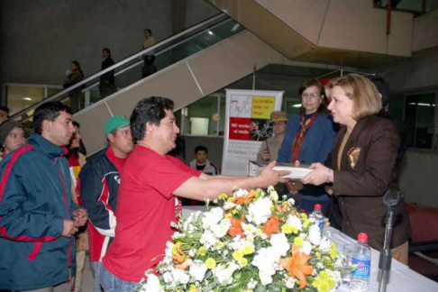 Momento en que la Presidenta de la Corte recibe la carpeta de los promotores jurídicos conteniendo 3000 firmas para que se oralice los trámites en la Sala Penal.