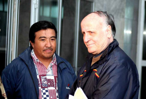 El acusado Padre Rubio en compañia de uno de sus seguidores. Cabe destacar que la presencia masiva de ellos se extendio durante el juicio 