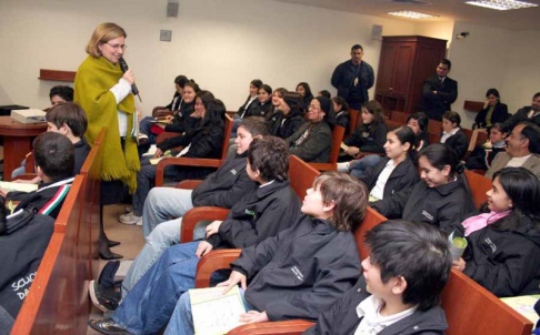 La presidenta de la Corte Suprema de Justicia, doctora Alicia Pucheta de Correa, acompañó a los niños durante el lanzamiento del módulo educativo.