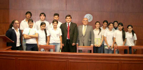 Ministro de la Corte Suprema de Justicia, doctor Sindulfo Blanco en compañia de los alumnos del noveno grado de la Escuela “Delia Frutos de González”.