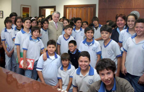 Alumnos del Colegio Nazareth en compañía del ministro Victor Núñez.