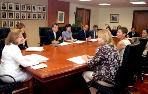 La ministra en reunión con las esposas y representantes de embajadas.