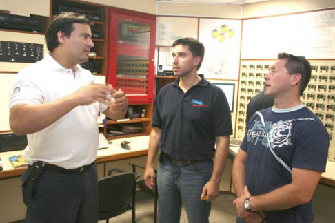 Expertos argentinos recorriendo las instalaciones de la sala de control del Poder Judicial 