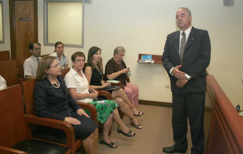 El doctor Luís María Benítez Riera dando explicaciones sobre la página web del Archivo del Terror. De la presentación participó la presidenta de la Corte Suprema, doctora Alicia Pucheta de Correa.