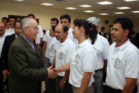 Instante en que el presidente de la Corte Suprema de Justicia, doctor Víctor Núñez, acompañado por los ministros, doctores Alicia Pucheta de Correa y José Altamirano toman el juramento a los jueces de Paz.