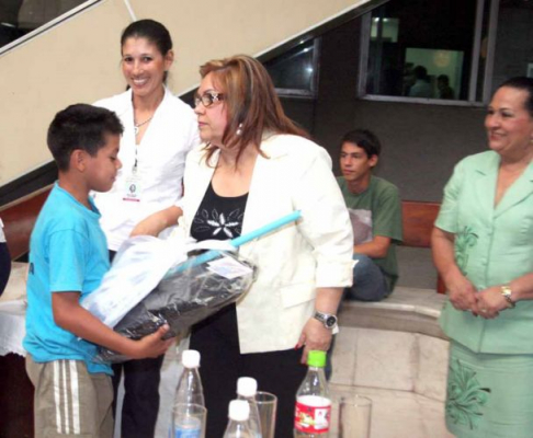 La Sra. María Julia de Nuñez haciendo entrega de los kits 
