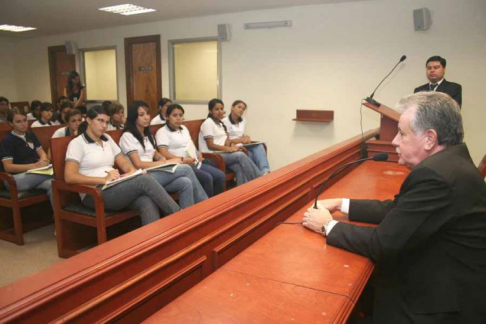 Presidente de la Corte Suprema de Justicia doctor Victor Manuel Nuñez junto a los alumnos que visitaron el Poder Judicial.