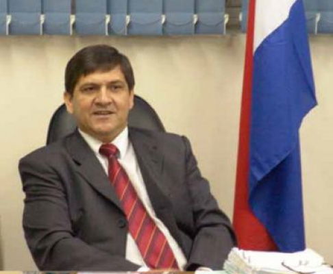 El juez Meneleo Insfrán informando a la prensa de la resolución firmada.