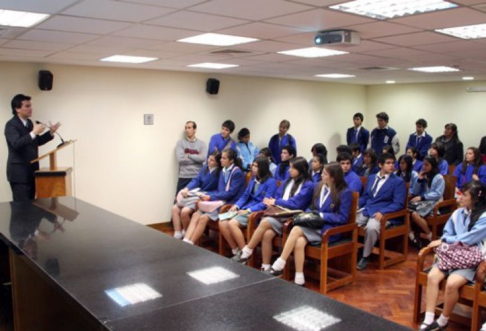 El juez Oscar Delgado en charla con alumnos universitarios