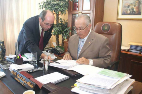 El ministro Oscar Bajac trabajando con el doctor Pedro Vuskovic en la implementación del programa.