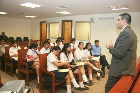 Alejandrino Cuevas, secretario general de la Corte Suprema de Justicia en plena charla con alumnos