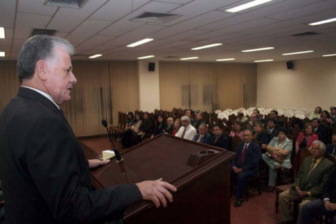 El presidente de la Corte, Víctor Núñez durante su ponencia en Ciudad del Este.