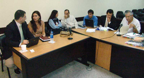 Los acusados acompañados de sus defensores durante la audiencia oral.