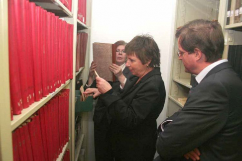 La profesora Sonia Combe revisando los documentos del Archivo del Terror.
