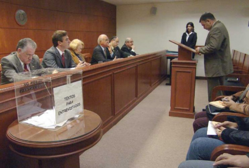 Momento en que uno de los postulantes responde la pregunta formulada por los miembros del Consejo de la Magistratura.