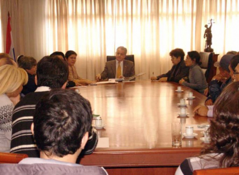 El presidente de la Corte, Víctor Núñez conversa con los familiares y víctimas del siniestro de Ycuá Bolaños.