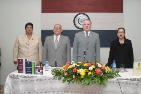 El presidente de la Corte, Víctor Manuel Núñez entona el himno nacional junto con los demás ministros Alicia Pucheta de Correa,  Sindulfo Blanco y la presidenta de la circunscripción judicial del Guaira y Caazapá Elsa Escobar Keudell.