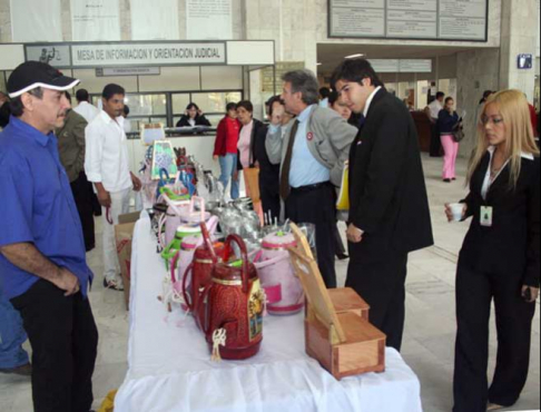 Reclusos durante la exposición.