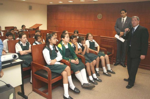 El doctor Héctor Capurro explicando a los alumnos las funciones del Poder Judicial