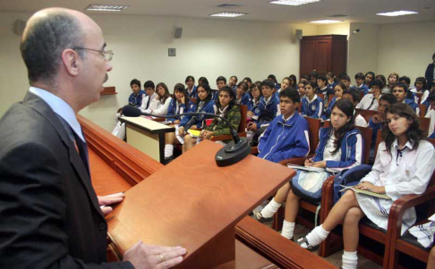 El juez Pedro Mayor Martinez conversando con los alumnos