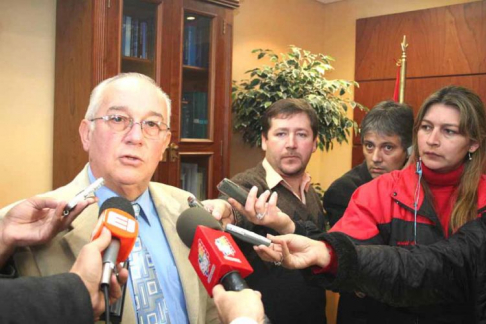 El ministro Bajac dialogando con los periodistas acreditados en el area judicial.