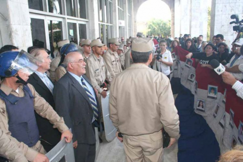 El ministro de la Corte Suprema de Justicia, Sindulfo Blanco,  junto a las víctimas del Ycuá durante la manifestación.