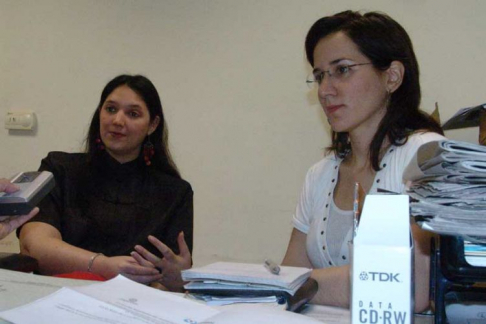 Analia Bedoya y Natalia Enciso, brindando detalles sobre la firma de convenio.