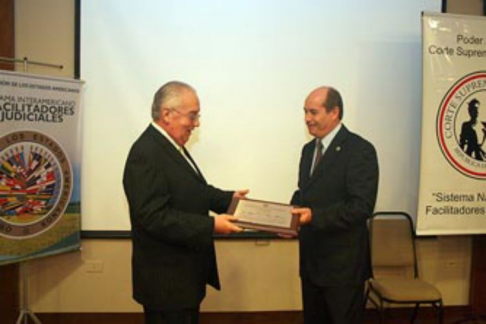 El doctor Pedro Vuskovic entregó al ministro Miguel Bajac el reconocimiento.