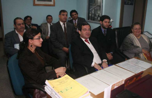 Los acusados durante la audiencia ante el juez Oscar Delgado