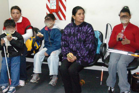 Niños no videntes acompañados de sus padres.