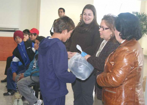 Haciendo entrega de obsequios a los niños lustrabotas del Poder Judicial 