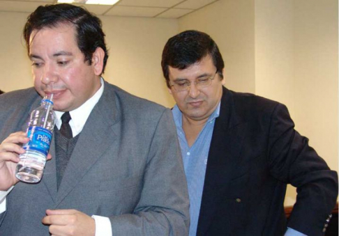 El acusado Oscar Gaona en compañia de su abogado, esperan sentencia para el próximo jueves