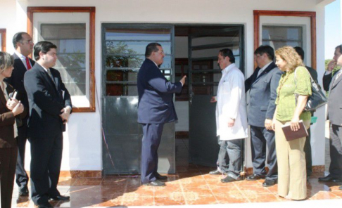 Momento en que el presidente de la circunscripción judicial Amado Alvarenga inaugura el puesto junto con el doctor Fredy Vera.
