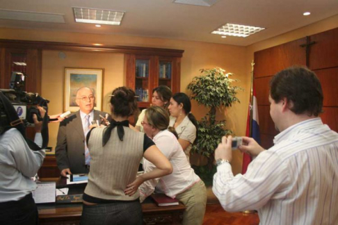 Ministro Bajac en conferencia de prensa