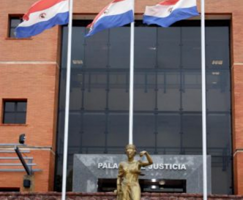 Momento en que las autoridades judiciales y el vicepresidente electo, Federico Franco proceden  a la inauguración del nuevo Palacio de Justicia de Concepción