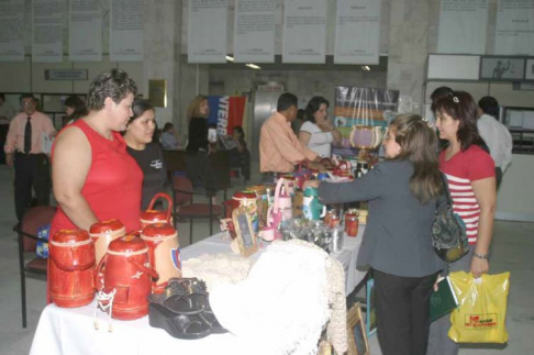 Durante la exposición y venta de productos artesanales.
