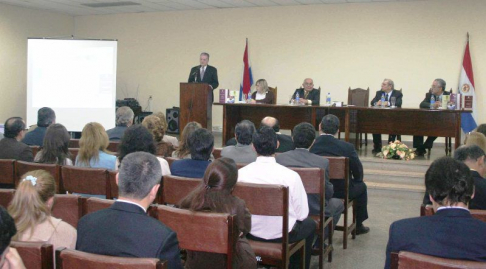 Epígrafe: El presidente de la Corte Suprema de Justicia, doctor Vìctor Núñez se dirige a los participantes durante la Jornada de Derecho Constitucional. Fue en Encarnación.