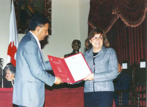 La ministra, doctora Alicia Pucheta recibe el reconocimiento por haber participado del seminario internacional en representación de la CSJ.
