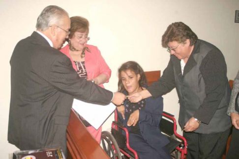Instante en que el ministro Bajac hizo entrega de la matricula de abogada a la joven Marlene Ledesma 
