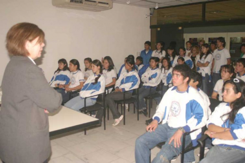 Instante en que la Lic. Rosa Palau explica a los alumnos sobre la epoca Stronista