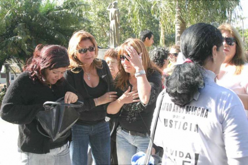 Al conocer el fallo, los familiares y victimas del siniestro se manifestaron frente al Poder Judicial. 