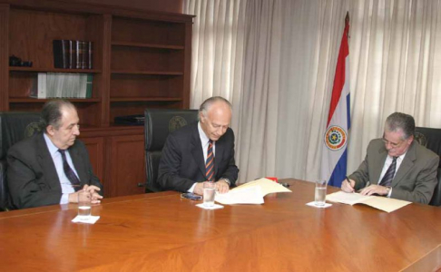Momento de la firma del convenio entre la Corte y la Universidad Americana